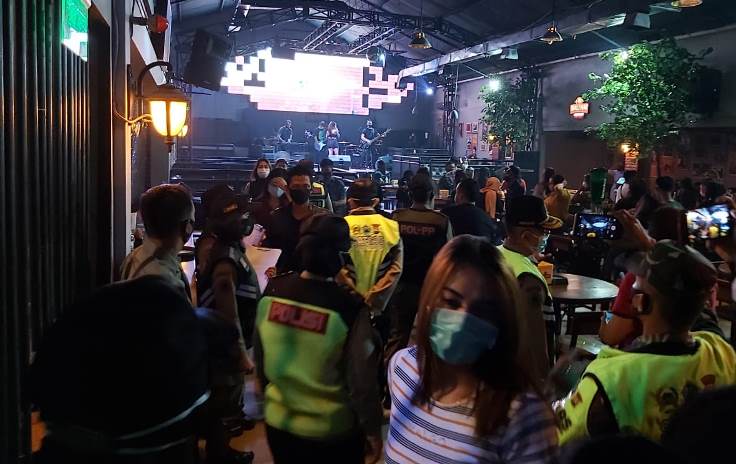 Tim yustisi Pemkot Malang menggerebek dua lokasi hiburan malam yang nekat  beroperasi pada Sabtu (19/9). (Humas Pemkot Malang for Radar Malang)