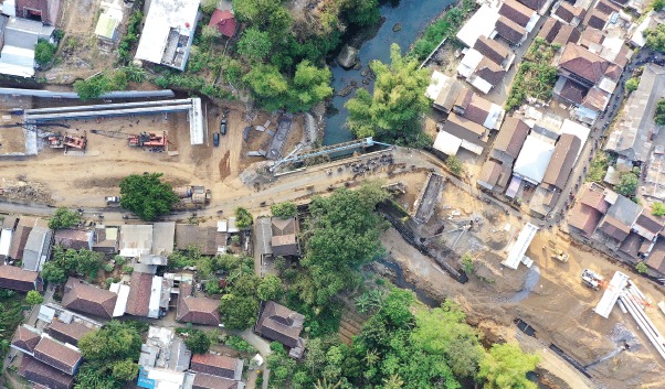 Pembangunan Jembatan Kedungkandang tampak atas . (Darmono / Dok Radar Malang)