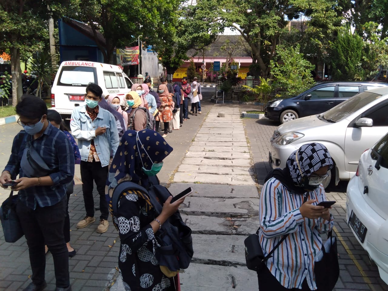 Para pencari kerja antre di Dinkes Kabupaten Malang. (Imam N / Radar Malang)