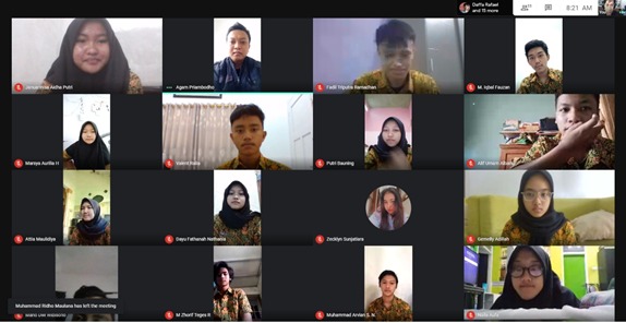 Siswa SMAN 10 Malang antusias mengikuti pelatihan Avogadro secara daring. (UM for Radar Malang)
