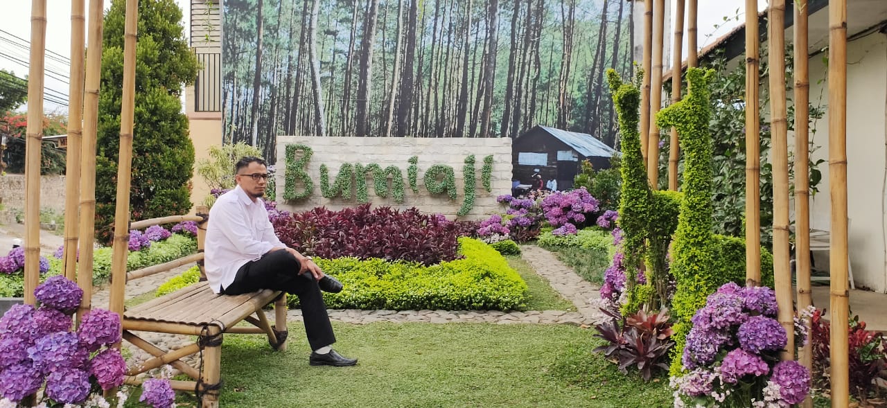 Tampilan taman kantor Kecamatan Bumiaji menjadi lebih menarik dengan Taman Hortensia (Nugraha / Radar Malang)