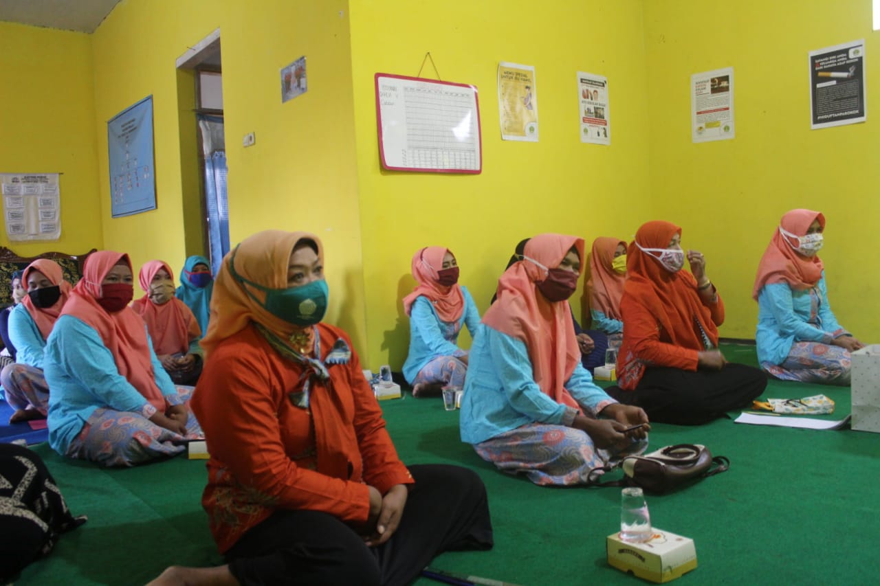 Warga Dusun Precet, Desa Sumbersekar, Dau, yang dipilih sebagai kader SIGAP menerima materi dari dosen UIN Malang, (28/8) (UIN Malang for Radar Malang)