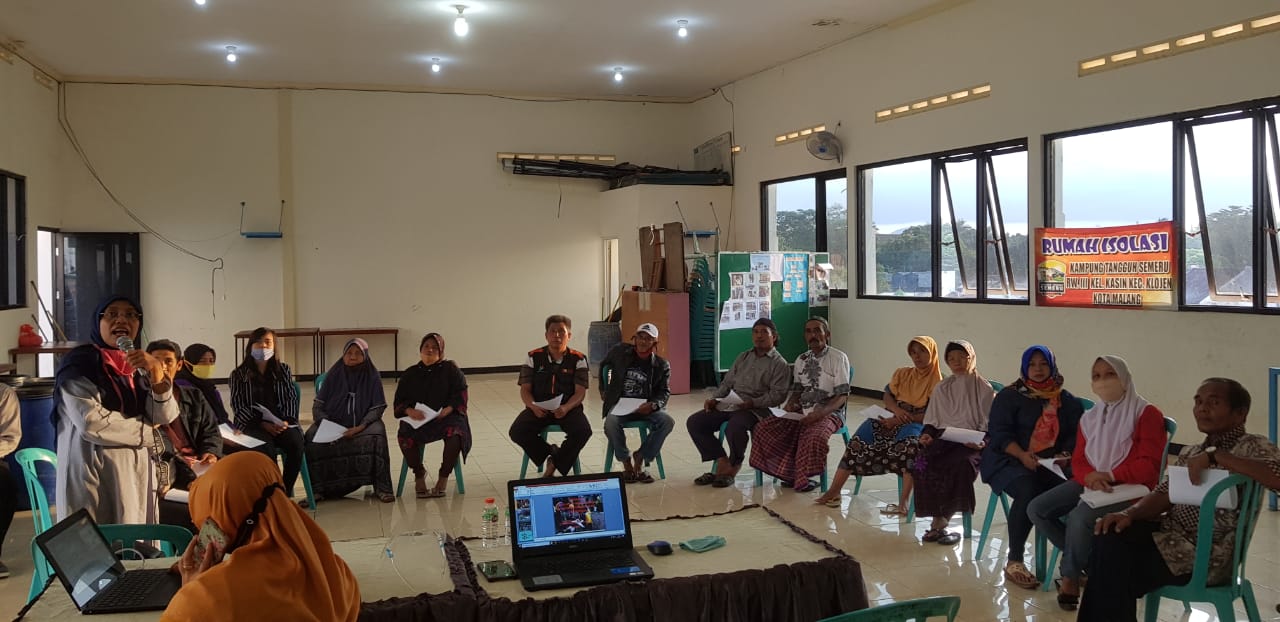 Warga RT 9 Kelurahan Kasin, Kec. Klojen, mengikuti pelatihan pembuatan kompos yang dimentori dosen UIN Malang dalam program UIN Mengabdi, Selasa (18/8). (UIN for Radar Malang)