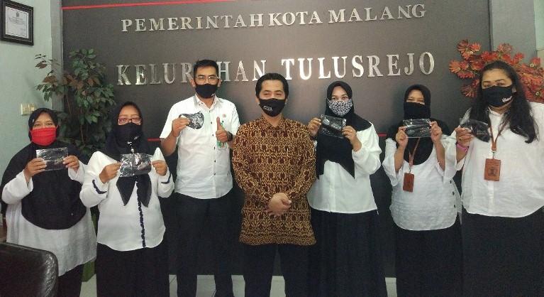 Miftahudin Azmi (tengah) bersama warga RW 02 Tulusrejo usa bagi-bagi sembako pertengahan September lalu.