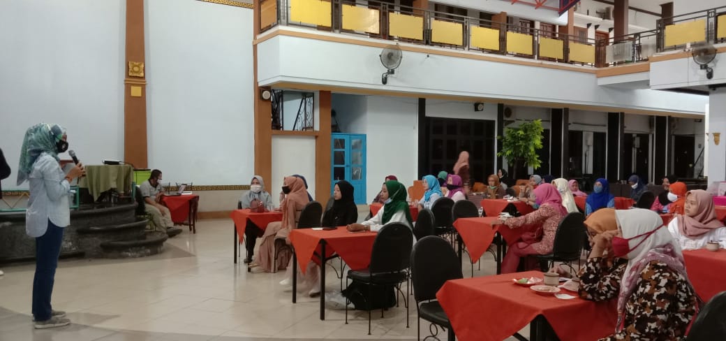 Ketua KPU Kabupaten Malang Anis Suhartini (kiri berdiri) saat memberikan materi sosialisasi di PPK Kepanjen.(PPK Kepanjen for Radar Malang)