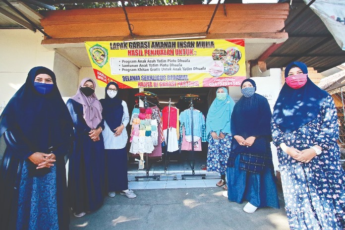 Pengurus Yayasan Garasi Amanah Insan Mulia di kantor sekaligus tempat usaha di Kelurahan Mulyorejo, Sukun Kota Malang. (Laoh Mahfud/Radar Malang)