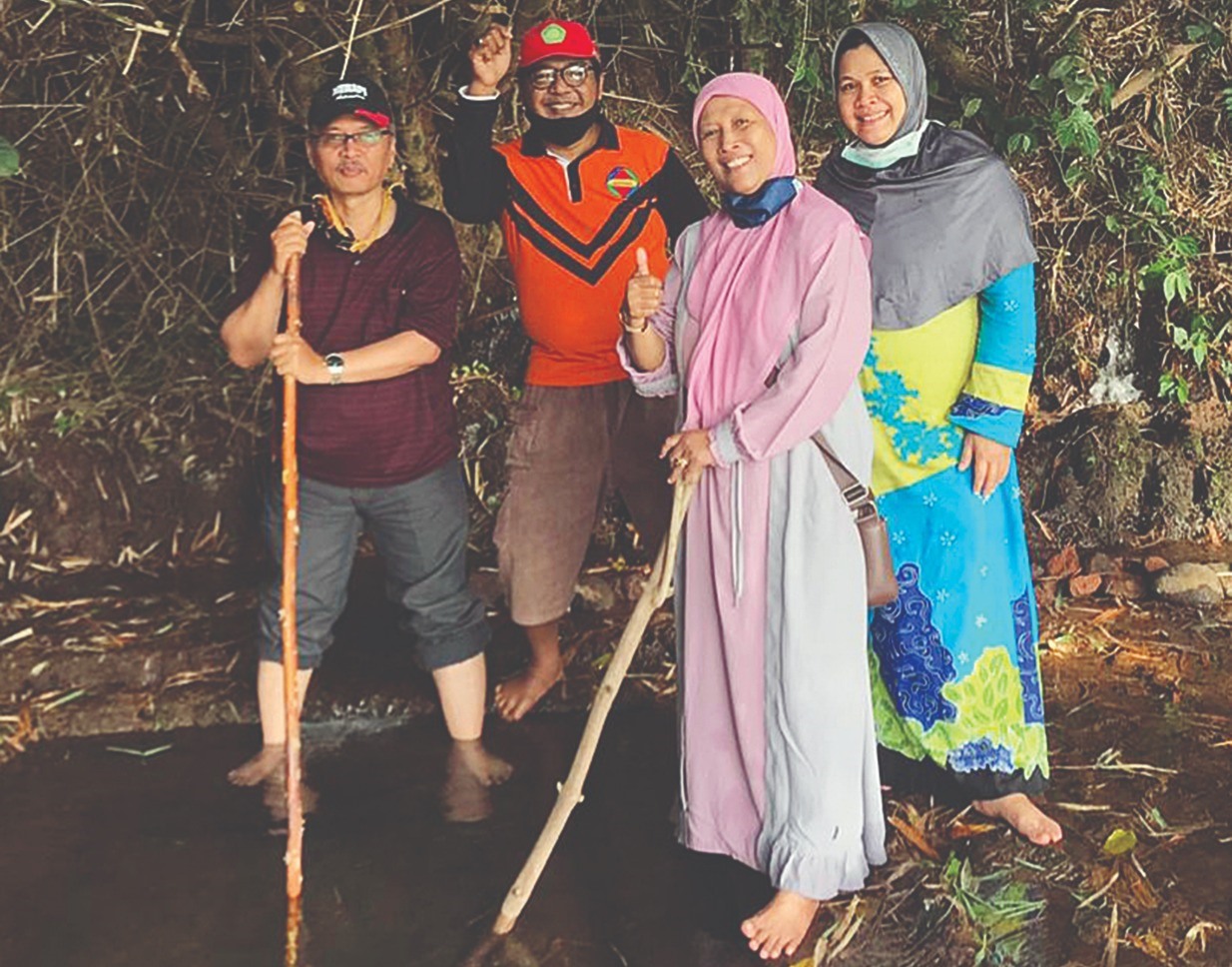 Tim pengabdi UIN Malang menginisiasi dan mengajak masyarakat setempat membentuk Kampung Sehat di area Kali Metro. (Istimewa)