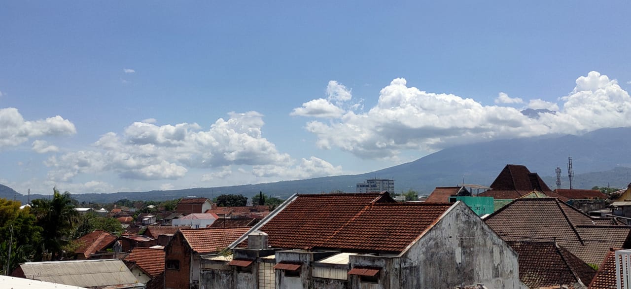 Kontur pegunungan membuat awan cumulonimus relatif cepat terbentuk di kawasan Malang Raya. Awan ini membawa hujan lebat dan tak jarang disertai   angin kencang. (Inifia / Radar Malang)