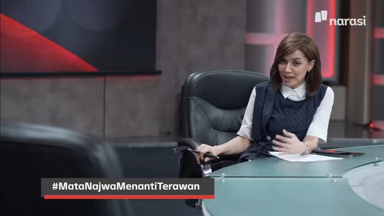 Najwa Shihab tetap ’berakting’ layaknya mewawancarai narasumber sungguhan: sang menteri. Di acara Mata Najwa hari ini seharusnya Menteri Kesehatan RI Terawan Agus Putranto jadi narasumber namun tidak jadi karena tidak hadir. (Tangkapan layar Mata Najwa)