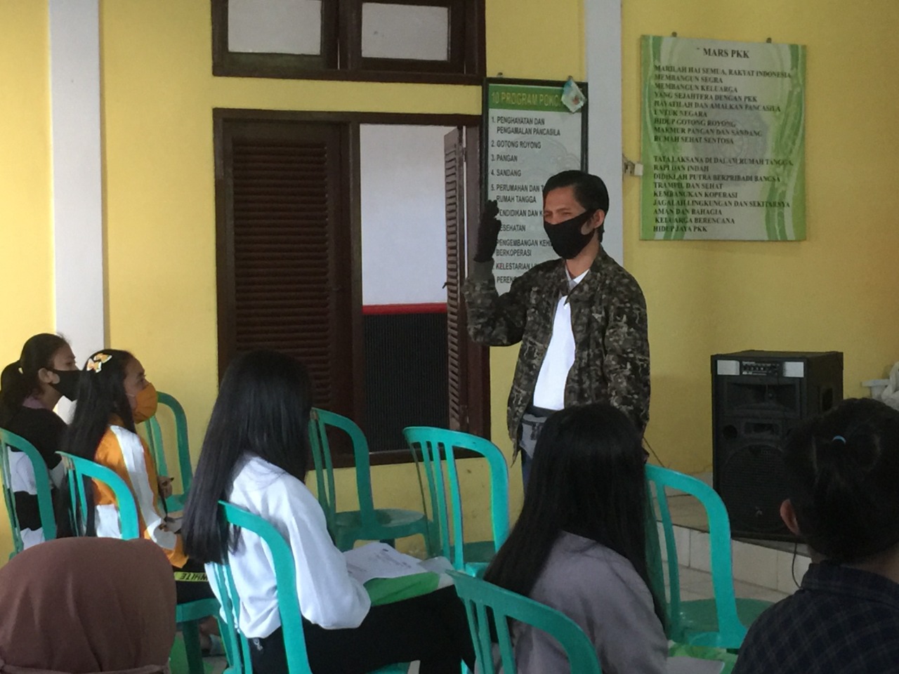 Didik Wahyudi (kanan), dosen UIN Malang memaparkan konsep teknologi dalam bertani di di Desa Gading Kulon, Kecamatan Dau. (UIN Malang for Radar Malang)
