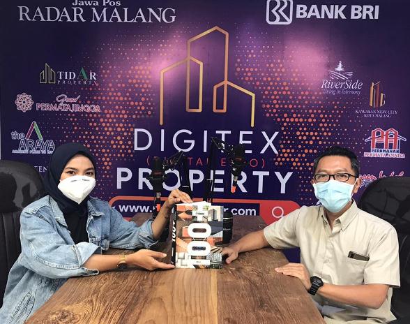 Haris Wibisono dari Onino Design Co (kanan) bersama host Selma Kirana seusai Tik Talk dengan Tajuk Desain Rumah Dalam Era Seperti Ini, Selasa (29/9). (Rizky Alfareza/Radar Malang)