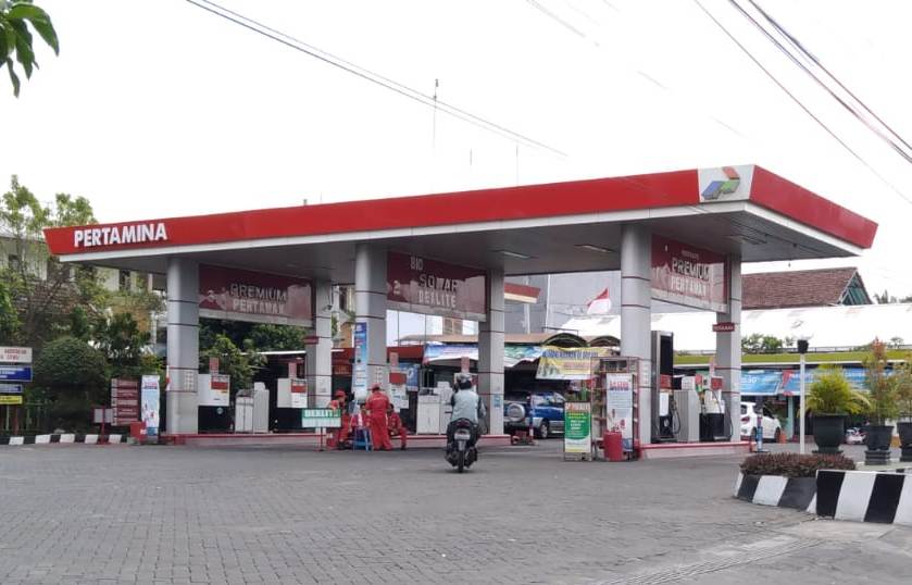 SPBU Jalan Panglima Sudirman kehabisan Pertalite-Pertamax tadi pagi (7/9). Foto: Imam Nasrodin/Radar Malang