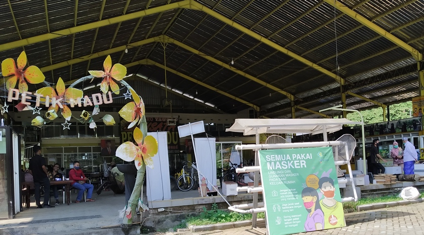 SEPI PENGUNJUNG: Wisata Petik Madu dalam kondisi normal disinggahi sampai 10 bus, tetapi saat pandemi sekarang ini tidak ada sama sekali bus yang singgah. (Foto: Intan Refa Septiana/Radar Malang)