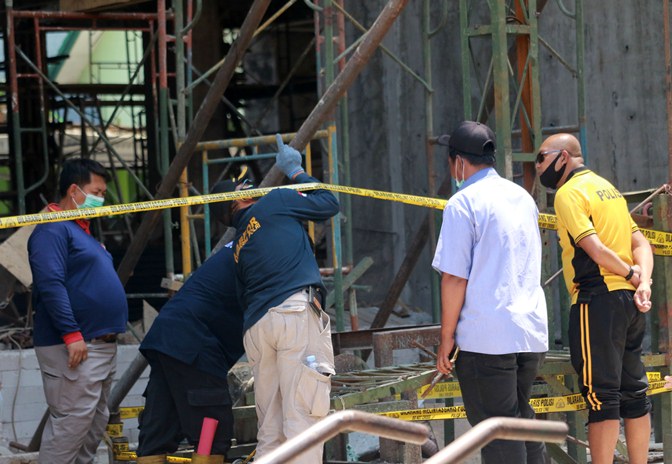 Tim Labfor Polda Jawa Timur menyelidiki secara detil kecelakaan kerja di RSI Unisma yang menewaskan empat orang pekerja, Rabu (9/9) siang. (Mahfud/Radar Malang)