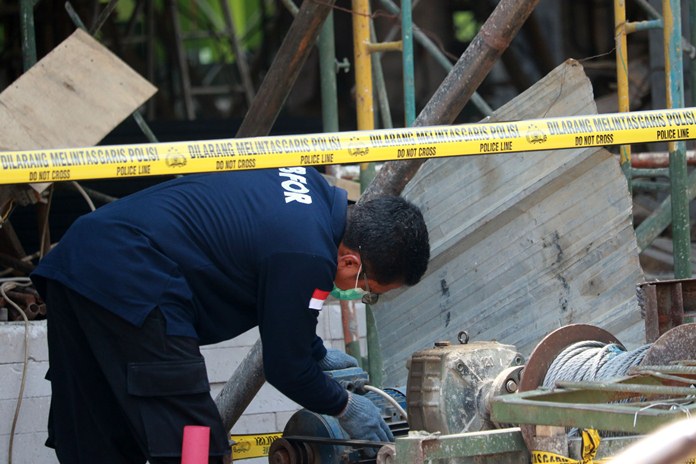 Tim Labfor Polda Jawa Timur menyelidiki secara detil kecelakaan kerja di RSI Unisma yang menewaskan empat orang pekerja, Rabu (9/9) siang. (Laoh Mahfud/Radar Malang)