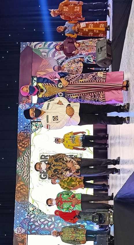Peserta Gelar Batik Malangan berfoto bersama Wali Kota Malang Sutiaji dan Ketua Dekranasda Kota Malang Widayati. (Adela Oki Nur Aini/Radar Malang)