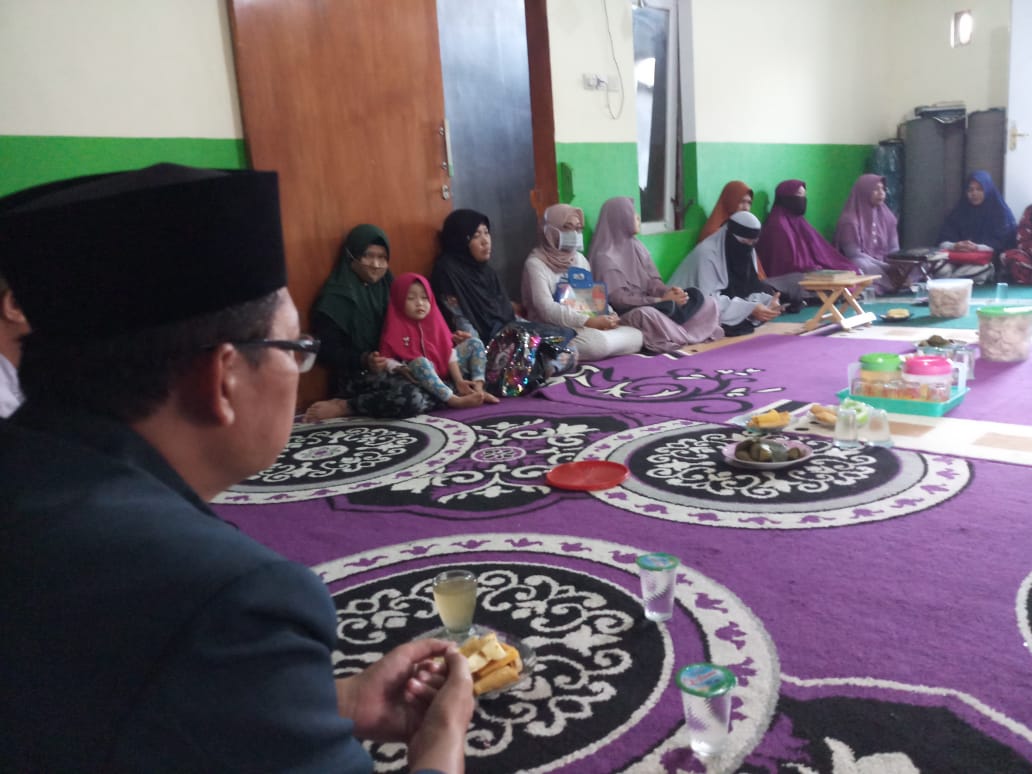 Dosen UIN Malang Dr Sutaman memberi materi ngaji kepada warga Dusun Sempu, Desa Gadingkulon, Kecamatan Dau, Agustus lalu. (Syaiful for Radar Malang)