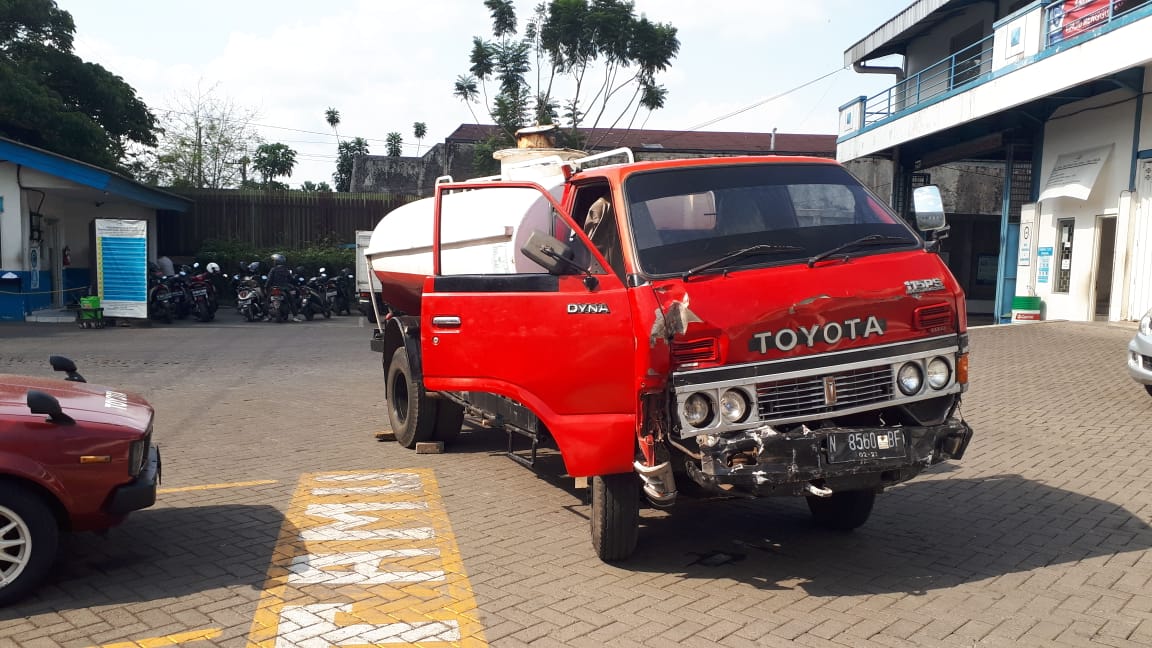 Tangki tetes tebu dievakuasi usai kecelakaan. (Biyan M / Radar Malang)
