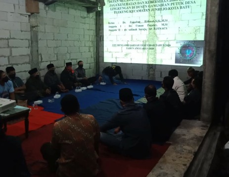 Warga Dusun Gangsiran, Tlekung menyimak paparan dari kelompok 20 UIN Malang dalam program UIN Mengabdi, 25 Agustus lalu. (Zainabur Rahmah FOR RADAR MALANG)