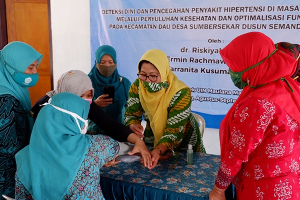 Dosen UIN Malang melakukan tensi darah pada warga Dusun Semanding, Desa Sumbersekar Dau. (UIN Malang for Radar Malang)
