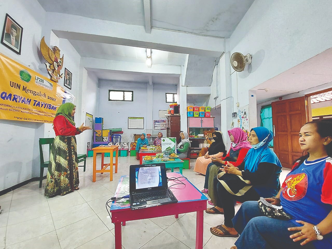 Warga Kotalama mengikuti pelatihan pendirian Koperasi Syariah dalam program UIN Mengabdi, 14 September lalu.(Nur Asnawi for Radar Malang)