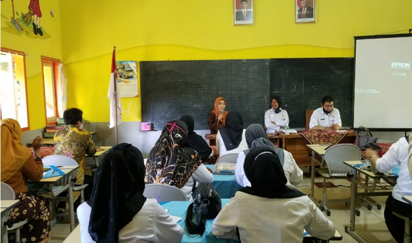 Tim dari UIN Mengabdi memberi pelatihan mengajar online. ( UIN Malang for Radar Malang)
