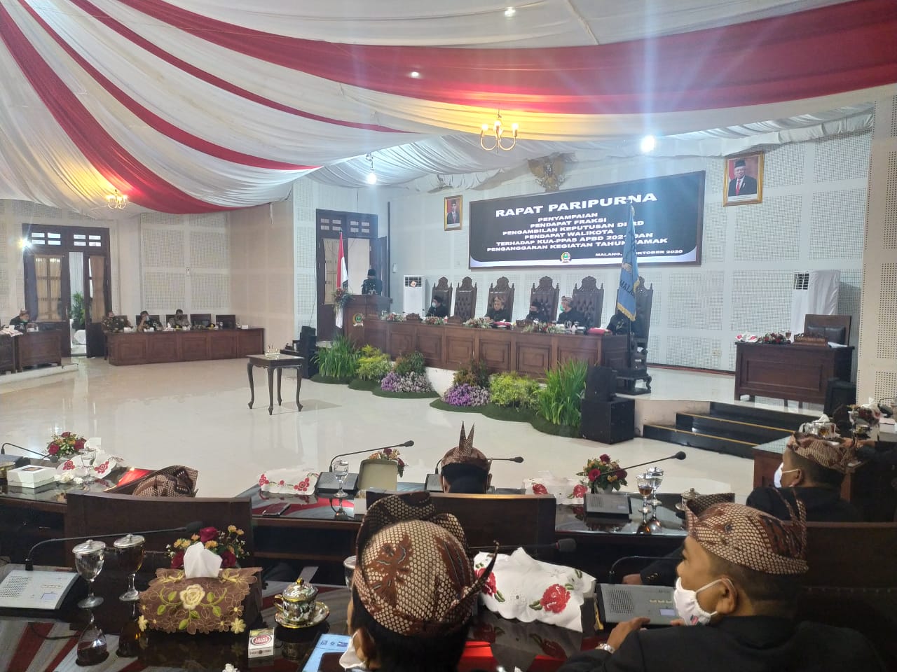 Rapat paripurna DPRD Kota Malang, salah satunya membahas anggaran untuk obanhunan SMP negeri. ( Errica V / Radar Malang)