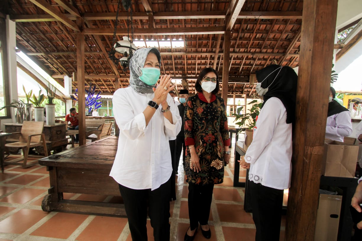 Wali Kota Batu Dewanti Rumpoko (kiri) menampik dirinya ikut diperiksa KPK. (dok/Radar Malang)