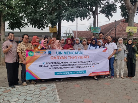 Tim dosen UIN Malang bersama para guru SD di Junrejo usai pelatihan pengelolaan konten pembelajaran online. (UIN Malang for Radar Malang)