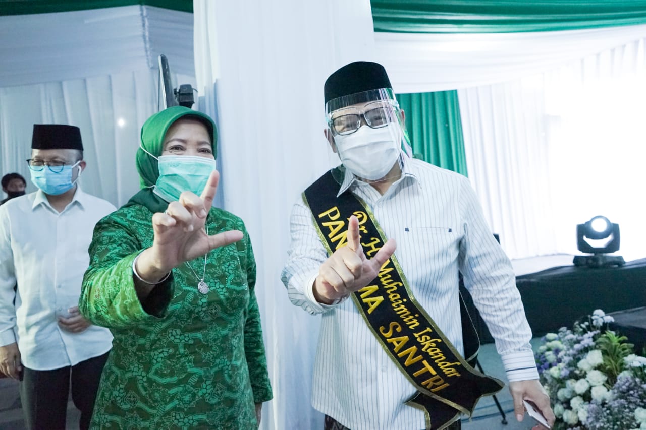 Lathifah Shohib (kiri) saat peluncuran Santrinet (Malang Bangkit for Radar Malang)