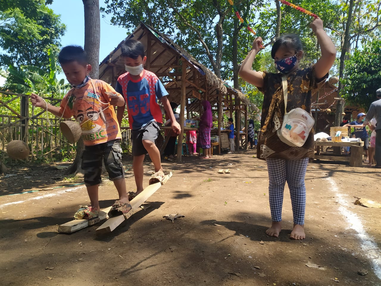Anak-anak bermain permainan tradisional di Festival Dolanan Panawijen (Errica V / Radar Malang)
