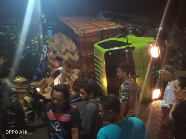 Muatan truk Hino Dutro nopol H 1644 LB berserakan usai terguling di Lesanpuro Gang 12, Kecamatan Kedungkandang, Kamis (1/10) malam. (Istimewa)