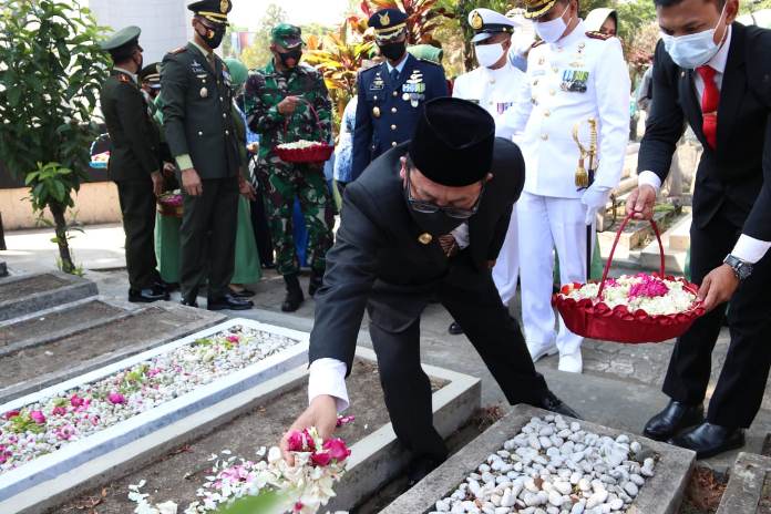 Wali Kota Malang Sutiaji bersama jajaran Forkopimda Kota Malang melakukan gelar tabur bunga di Taman Makam Pahlawan Suropati, tadi pagi (2/9). (Laoh Mahfud/Radar Malang)