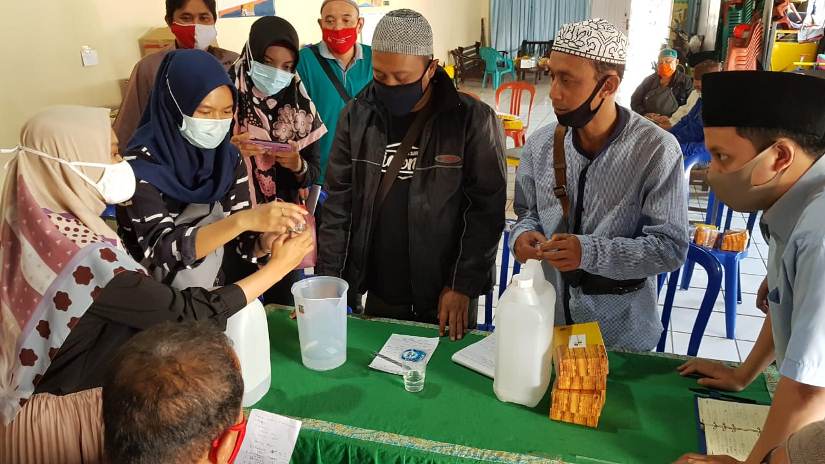 BEGINI LHO CARANYA: Tim UIN Malang mengajari cara membuat hand sanitizer pada 50 warga Purwantoro 22 Agustus lalu. (Tim UIN For Radar Malang)