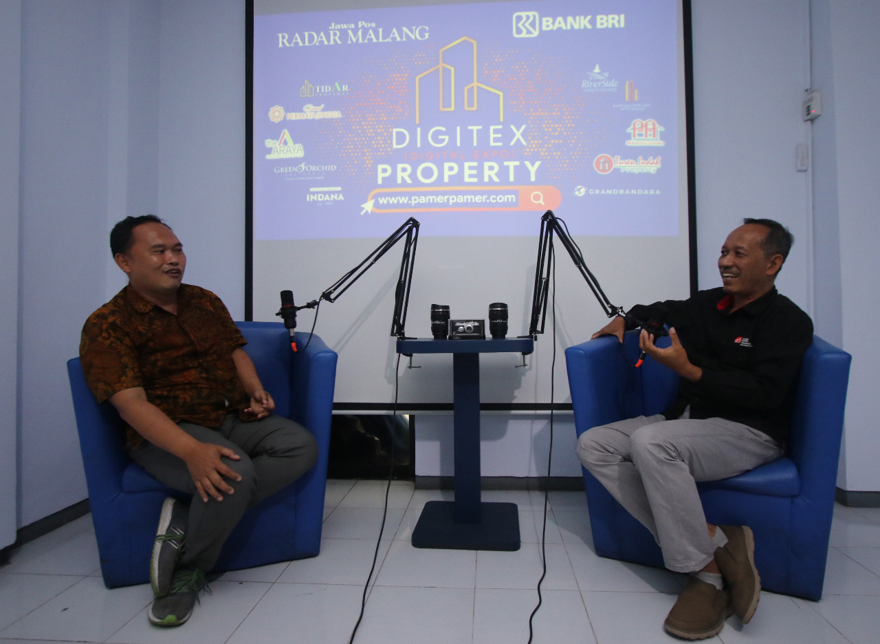Pemimpin Redaksi Jawa Pos Radar Malang Mardi Sampurno (kiri) berbincang dengan Ketua ikatan Arsitek Indonesia (IAI) Malang Ir Sahirwan IAI (Darmono / Radar Malang)