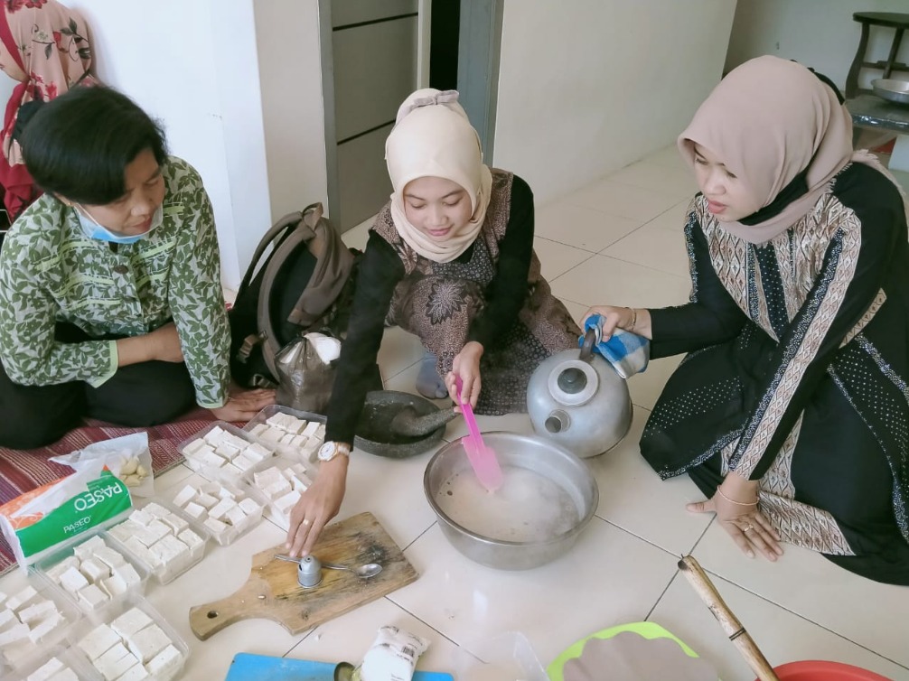 Para dosen UIN mengajari warga Desa Sumbersekar membuat tahu sutra dan makanan lain.  (UIN for Radar Malang)