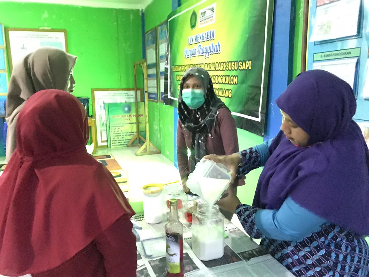 Warga Dau belajar mengolah susu bersama tim dari UIN Malang (UIN Malang for Radar Malang)