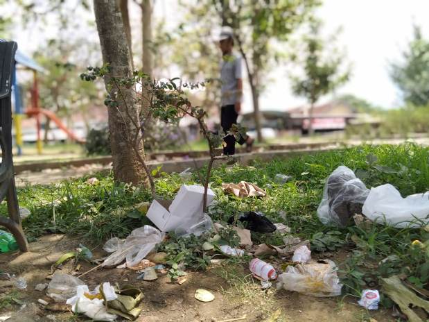 Salah satu sudut Alun-Alun Karangploso yang dipenuhi sampah ulah pengunjung yang tidak bertanggung jawab, Senin (5/10). (Imam Nasrodin/Radar Malang)