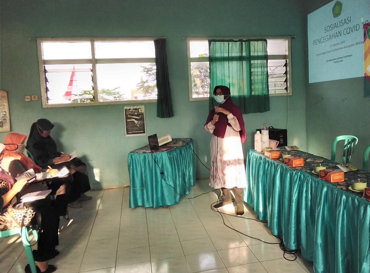 Dosen UIN Malang melakukan sosialisasi pencegahan Covid. (UIN Malang for Radar Malang)