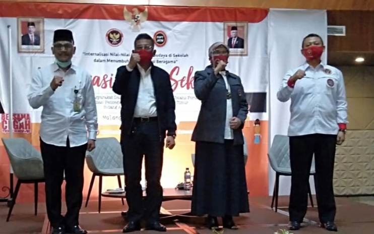 Kepala Bidang Pendidikan Madrasah Kanwil Kemenag Provinsi Jatim M Syamsuri (kiri) dalam acara diskusi Badan Nasional Penanggulangan Terorisme (BNPT) di Rayz UMM Hotel, Rabu (7/10).(Imam Nasrodin/Radar Malang)