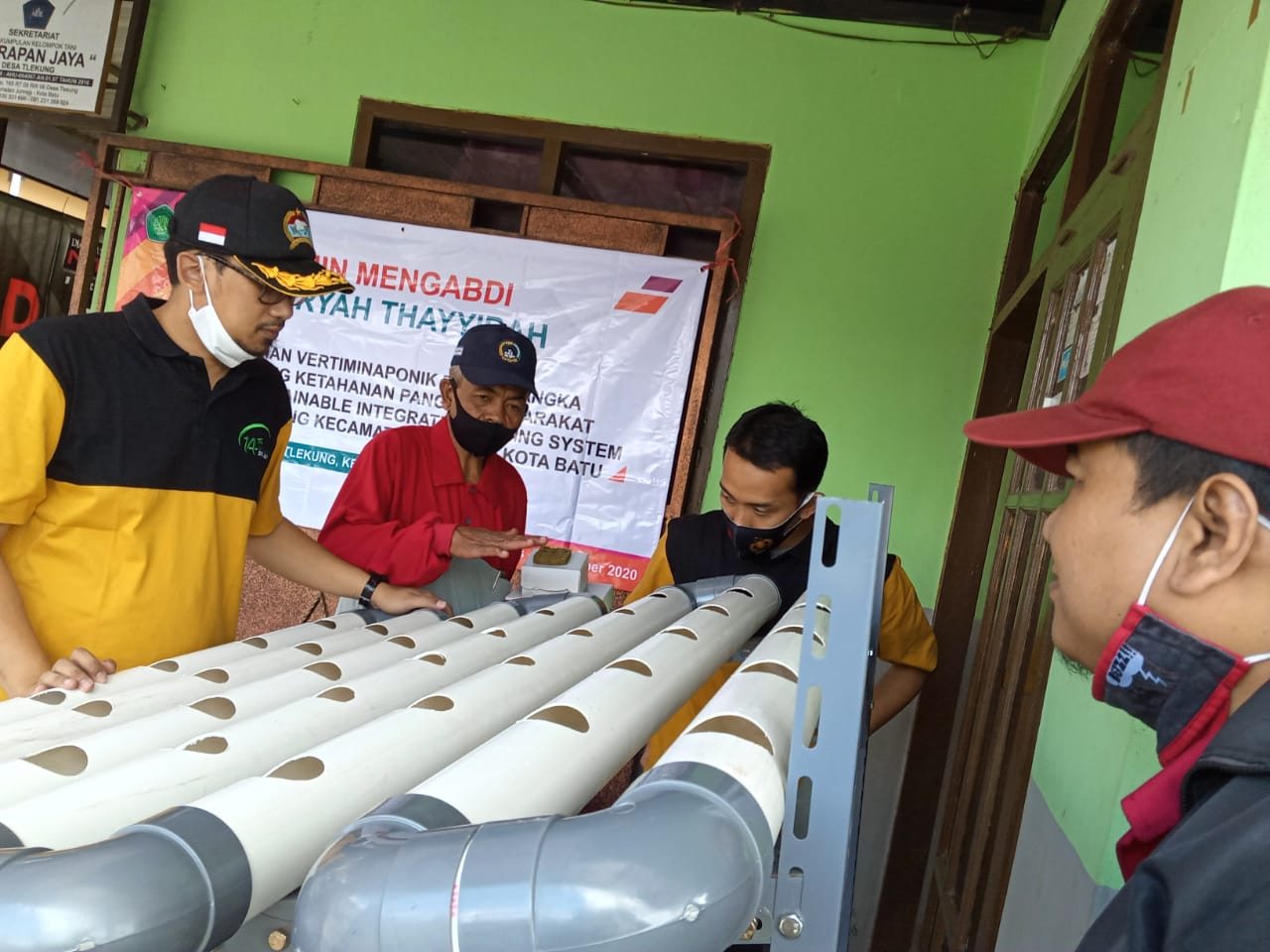Tim dosen UIN melatih cara menanam sayuran dengan sistem akuaponik medio September lalu. (UIN Malang for Radar Malang)