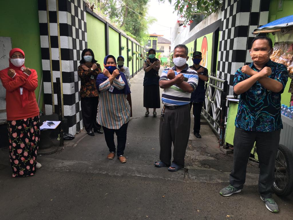 Juri Kampung bersinar dan warga berfoto bersama di pintu masuk RW 3 Sumbersari (Sam / Radar Malang)