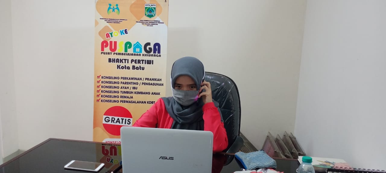 Konselor Puspaga Kota Batu menerima keluh kesah rumah tangga melalui media online. (Nugraha / Radar Malang)