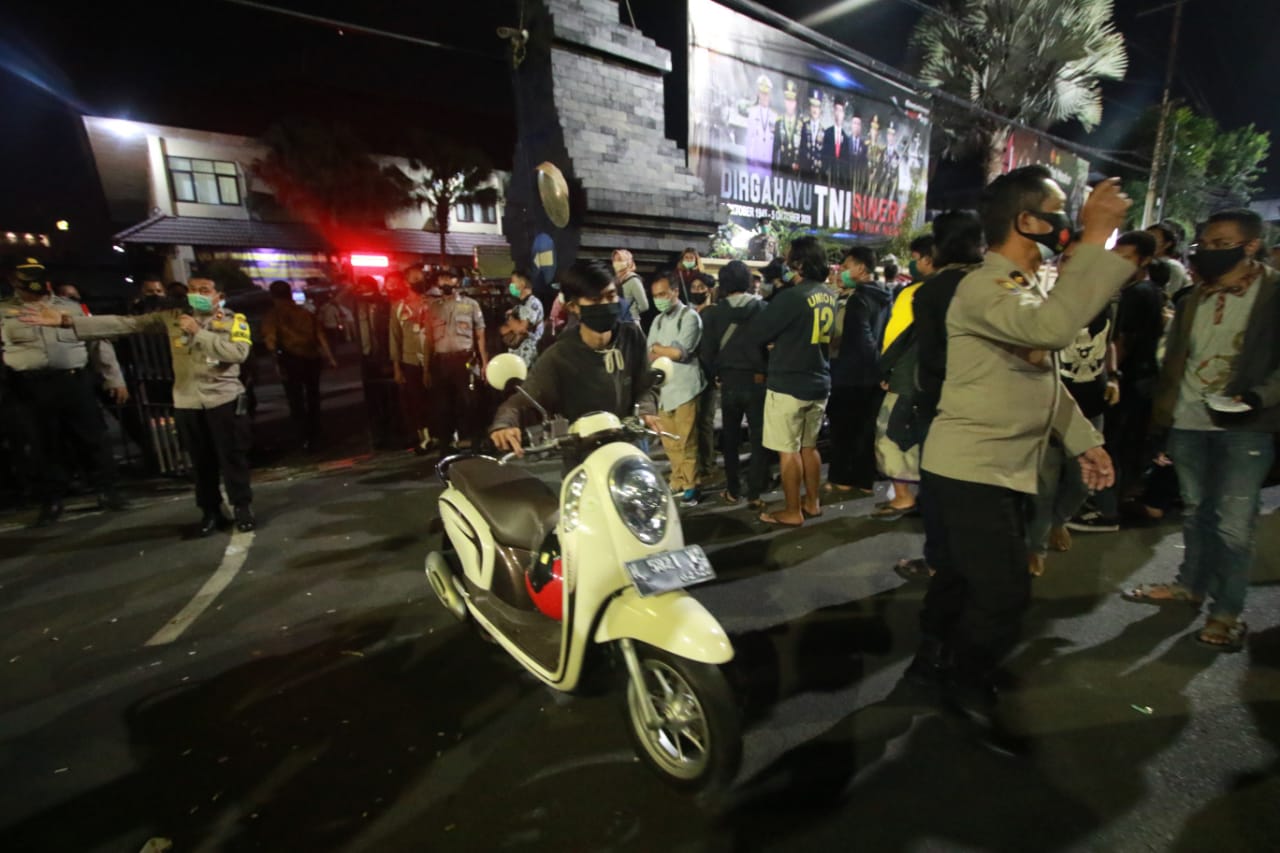 Para pengunjuk rasa tolak UU Omnibus Law yang sempat ditahan, dibebaskan kembali. (Errica V / Radar Malang)