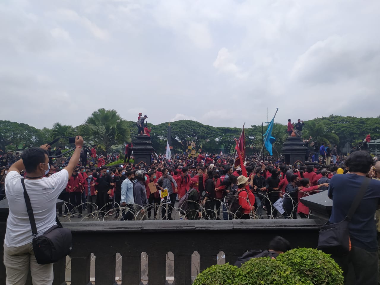 Aksi demo mahasiswa dan elemen masyarakat menolak pengesahan UU Omnibus Law di dengan Gedung DPRD Kota Malang (dok Radar Malang)