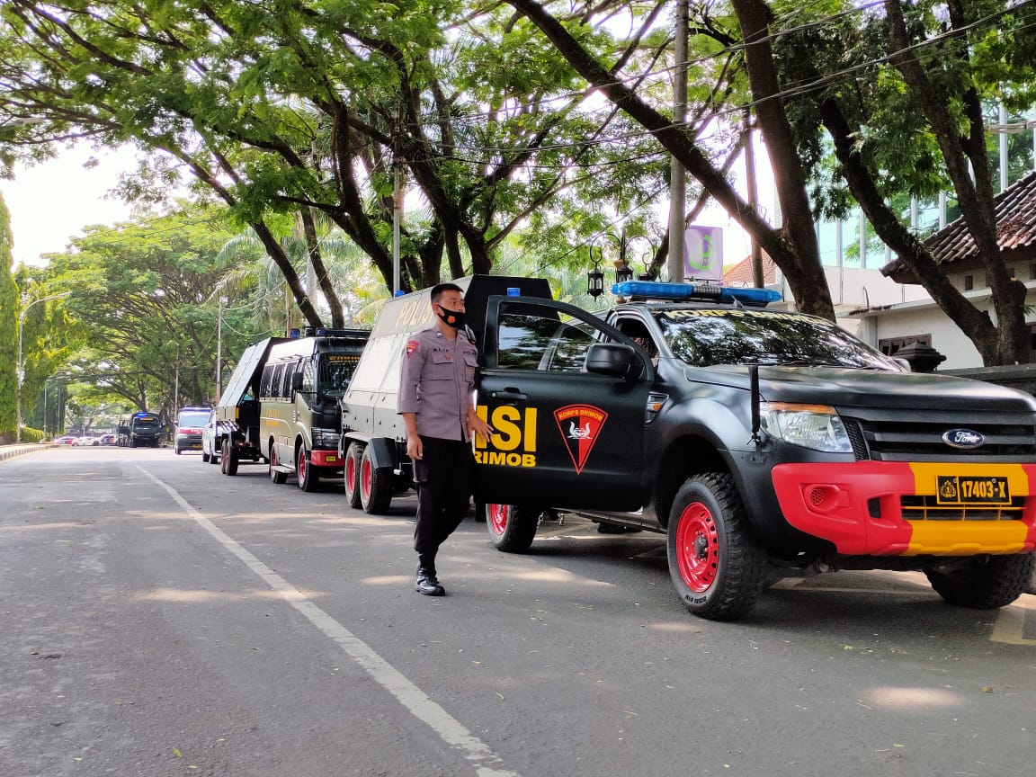 Kendaraan polisi disiagakan untuk mengamankan aksi turun jalan hari ini, (13/10). (Inifia / Radar Malang)