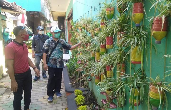 Olahan barang bekas dimanfaatkan warga RW 01 Kelurahan Merjosari untuk pot bunga. (Imam Nasrodin/Radar Malang)