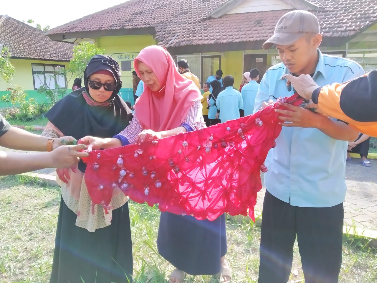 Tuna netra belajar membuat batik nitro. (Intan Refa S / Radar Malang)