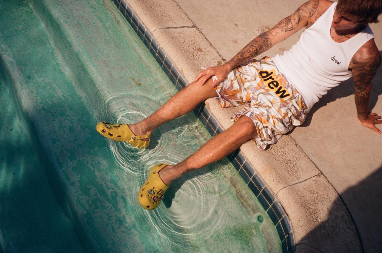 Justim Beiber dengan sandal Crocs miliknya. (Twitter Crocs)