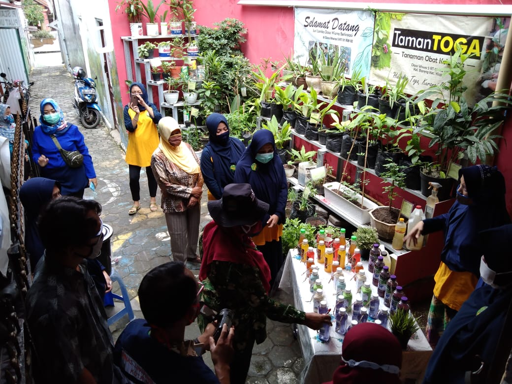 para anggota Darwis menjadi penggerak di RW 2 Bareng. (Bayu Mulya P / Radar Malang)